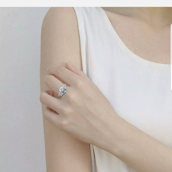 **New silver toned sky blue cubic Zirconia ring - Picture 10 of 12